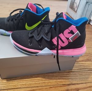 Like New Kyrie 5. GS. SZ. 6